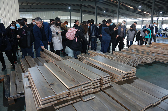 永利集团官网地板生产车间